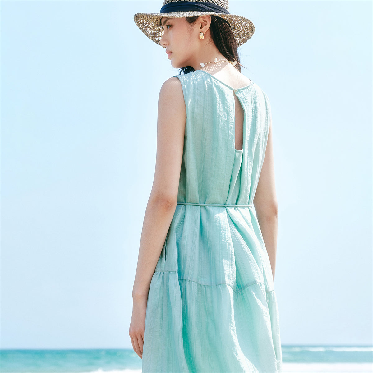 Women's Sleeveless Vacation Dress with Back Cutout