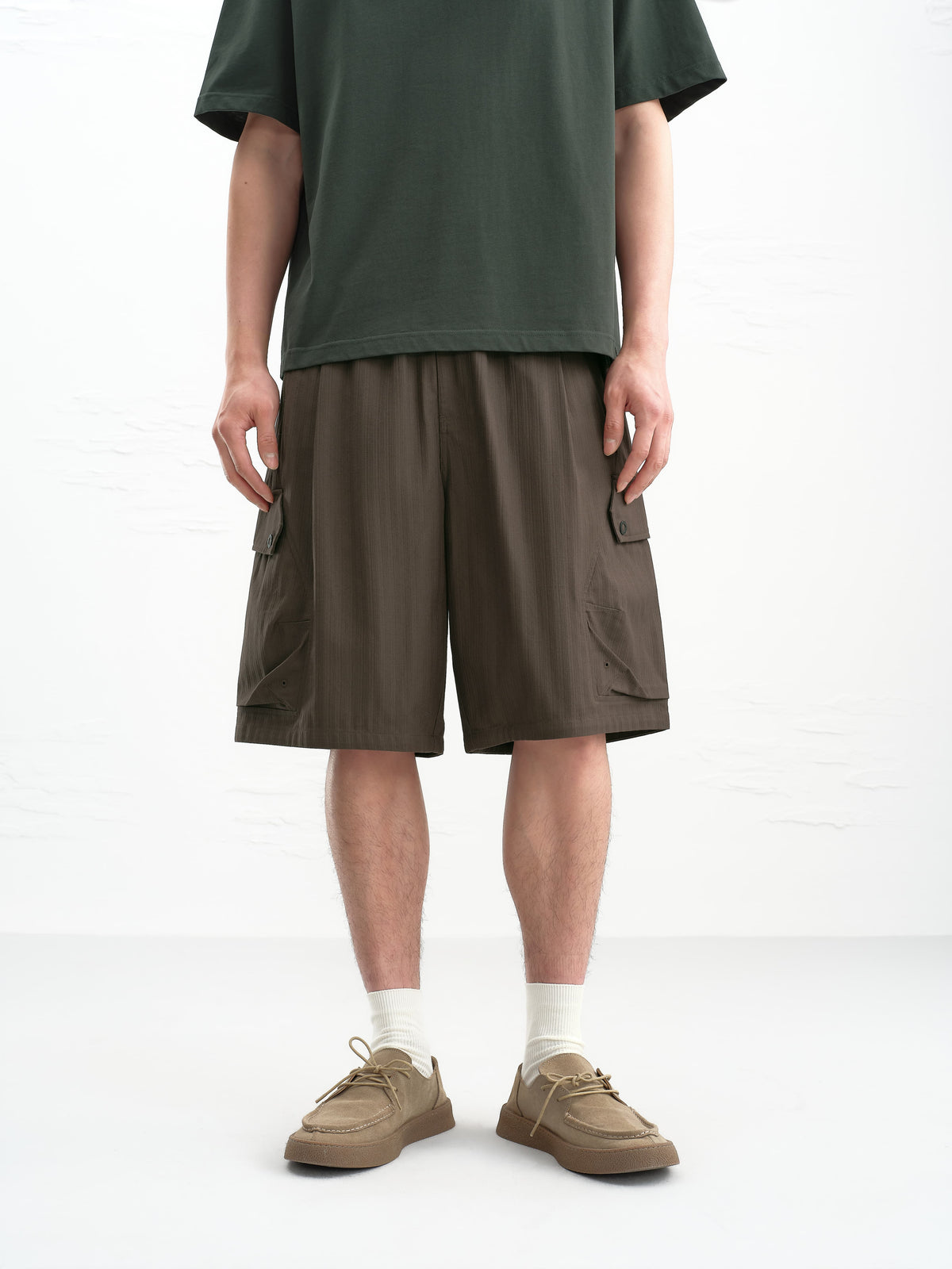 Men's Cargo Style Mid-Length Shorts
