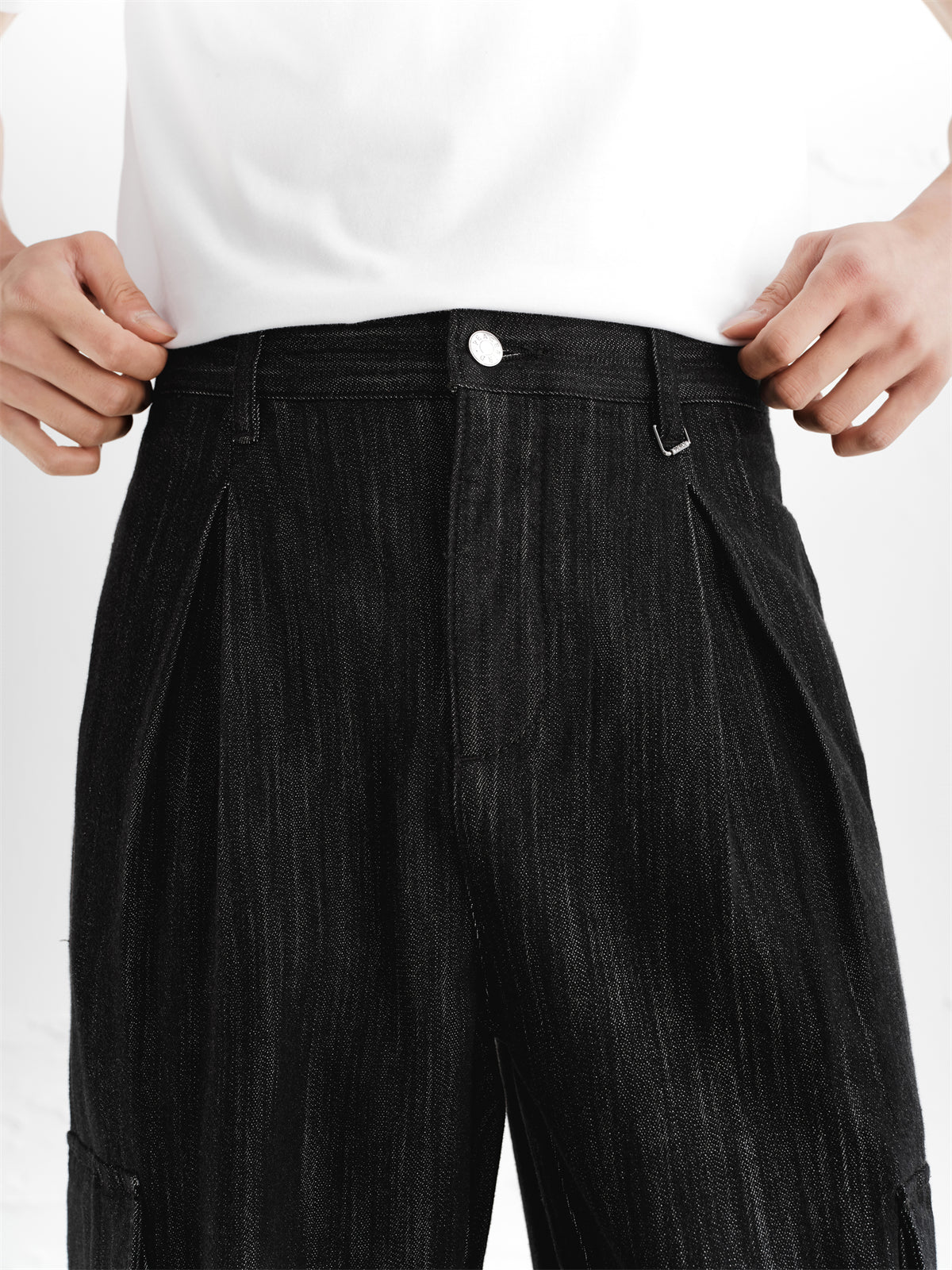 Men's Textured Straight-Leg Cargo Jeans