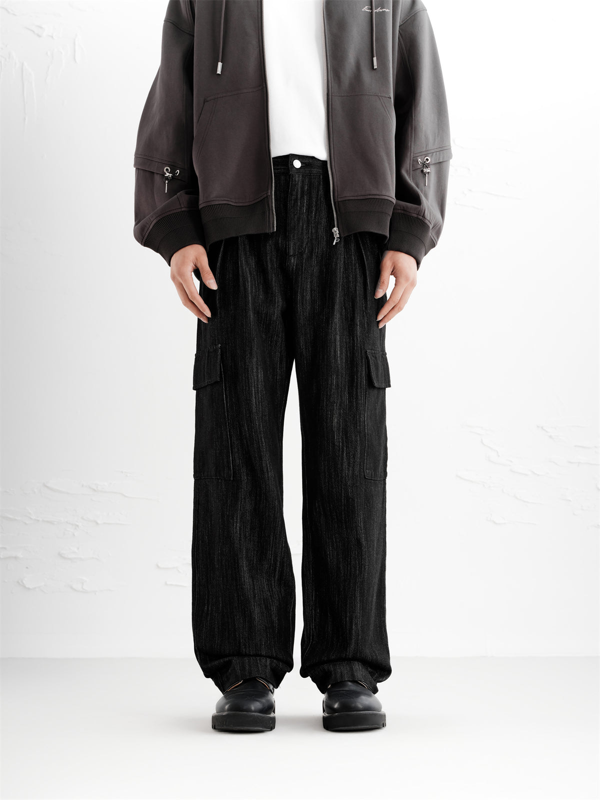 Men's Textured Straight-Leg Cargo Jeans