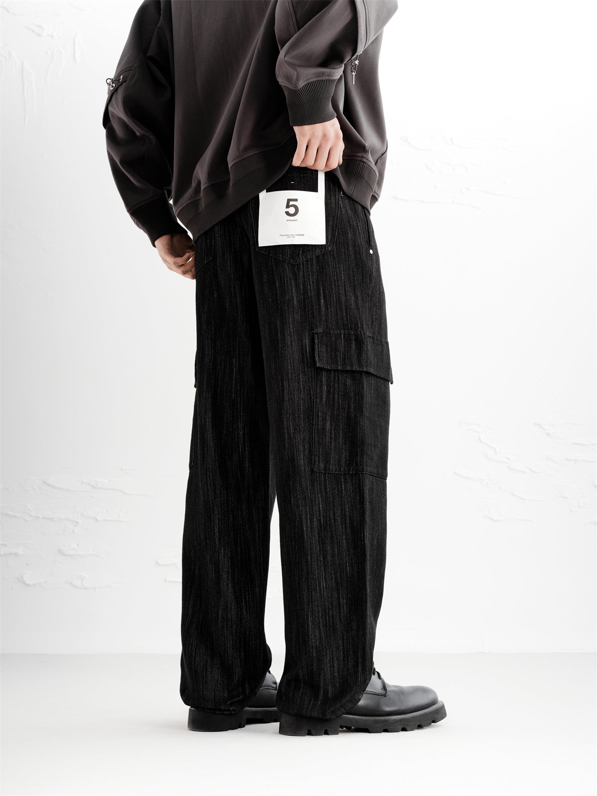 Men's Textured Straight-Leg Cargo Jeans