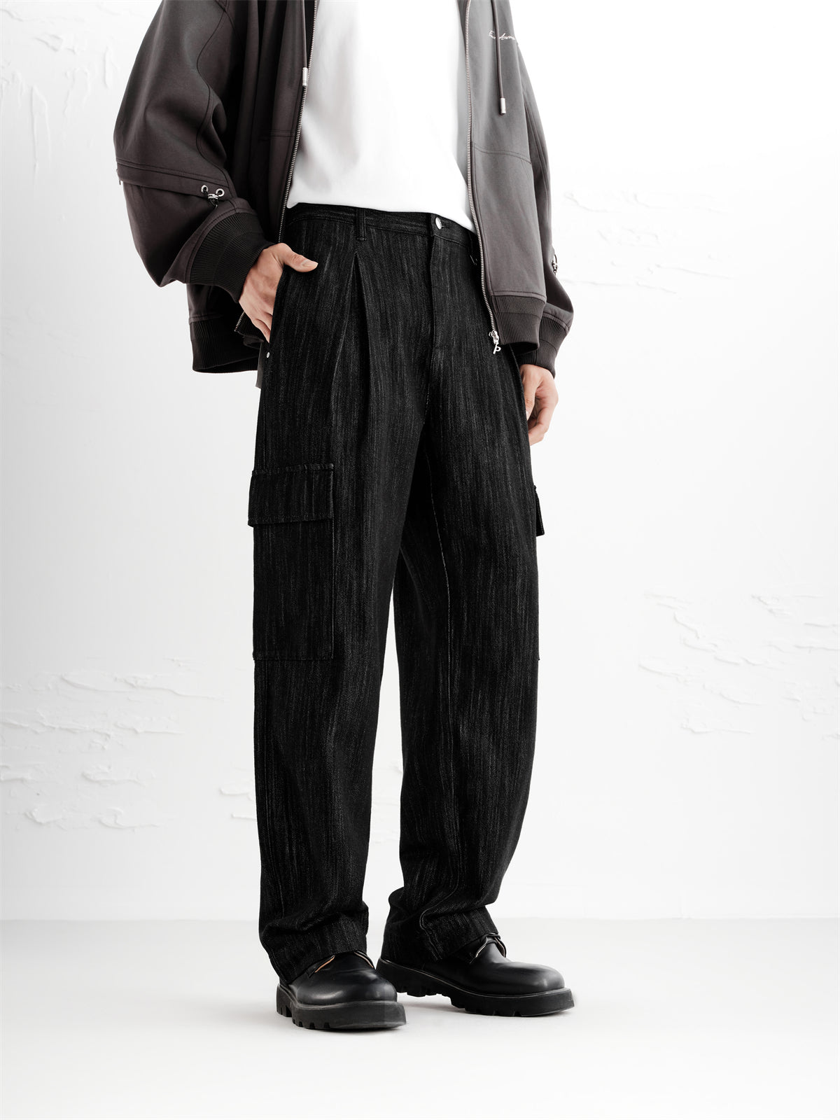 Men's Textured Straight-Leg Cargo Jeans