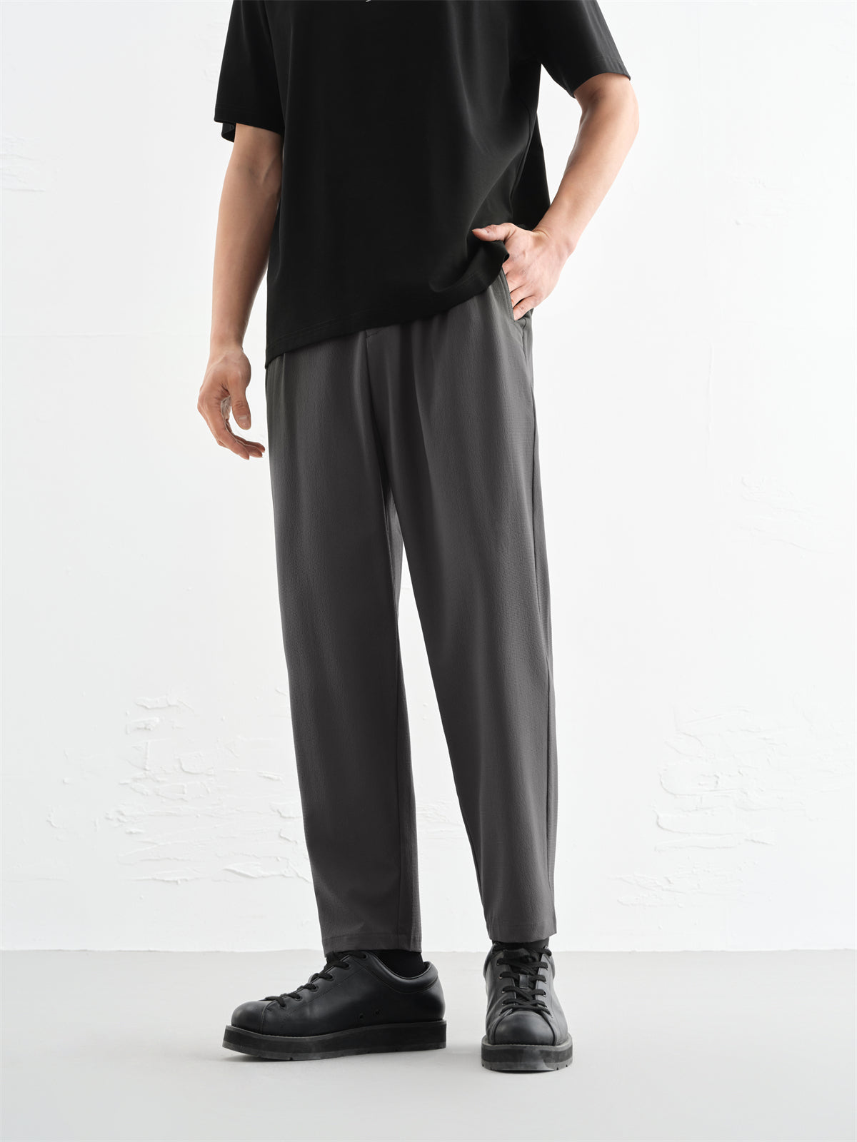 Men's Textured Cropped Tapered Pants